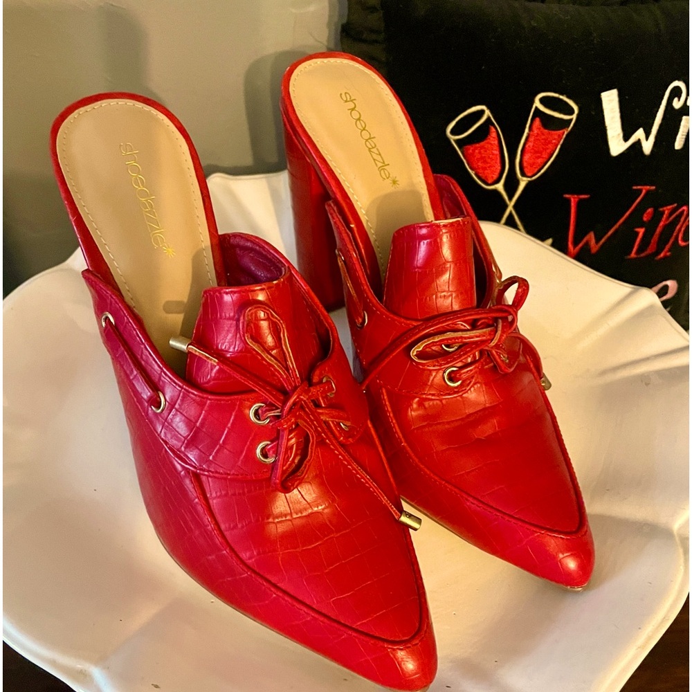 Red vintage look platform heels! 👠